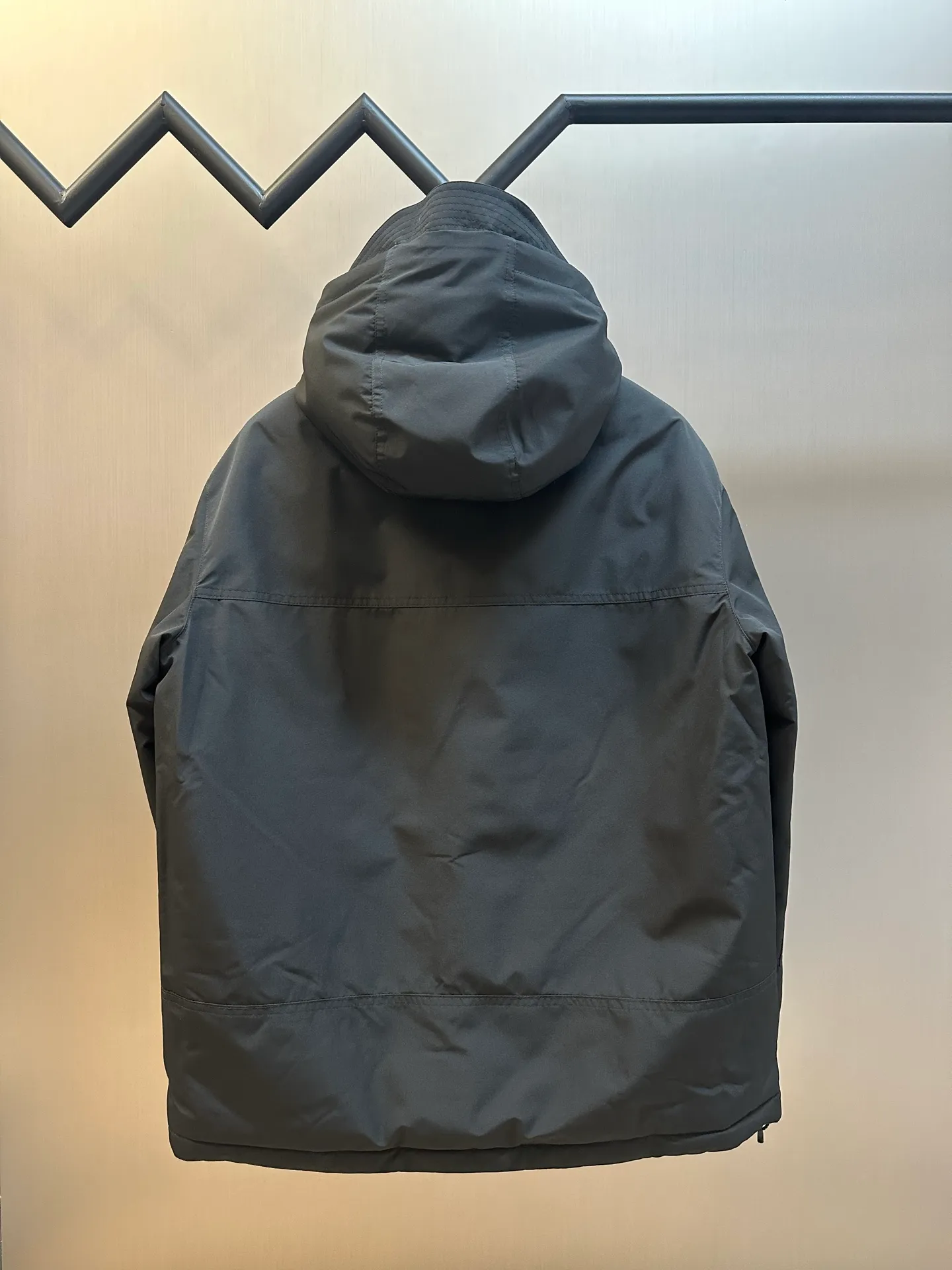 P970 Ralph Lauren logo hooded down jacket. The density of high-density nylon taffeta is about 210T-300T. The surface is smooth and slightly matte. It has excellent windproof and waterproof performance (with DWR water-repellent treatment). It has strong wrinkle resistance and is easy to care for. It is in line with the positioning of American casual "durable and practical".  The inner lining is made of 100% polyamide. The high-density and tight weaving process prevents fine lint from getting out of the gaps in the fabric. The smooth surface improves the putting on and taking off experience, and the excellent wear and tear resistance ensures damage caused by frequent use, while the light and soft texture does not affect the overall weight.  It uses 90 white duck down with a weight of 220g to ensure excellent thermal insulation performance. After strict screening and processing, the velvet is not easily drilled, ensuring durability. The classic jacket has a slightly loose fit, with slightly dropped shoulder lines (the shoulder width is 1-2cm wider than the standard fit). The length reaches the hips, and the sleeves are slightly tapered straight sleeves, taking into account freedom of movement and casual style.  The adjustable Velcro on the cuffs allows you to freely adjust the tightness according to the thickness of your wrist and personal preferences, effectively preventing cold wind from intruding, and improving the warmth performance. Two zippered pockets on the front are convenient for placing frequently used items, and the zipper design ensures that items are not easily lost. A built-in pocket on the left side of the chest provides a safe storage space for some small private items.  The drawstring design at the hem allows you to adjust the shape of the jacket according to your body shape and dressing needs. Whether it is loose and casual or slim and neat, you can easily control it.  Polo horse logo on the left chest: flat satin stitch embroidery (satin embroidery), using 100% polyester high color fastness embroidery thread (the color number is consistent with the brand's standard red color card), the stitch density is 12-15 stitches/cm, the outline of the horse logo is clear, and the details of the rider and horse are burr-free. Precise positioning through the template (12cm from the bottom of the collar and 8cm from the placket) ensures symmetry and centering.  size：s m l xl